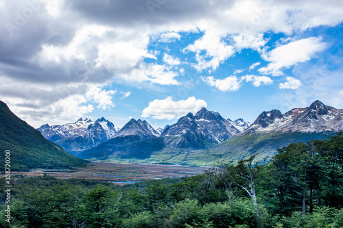 Vista panorámica de montañas rodeadas por bosque con cielo parcialmente nublado 