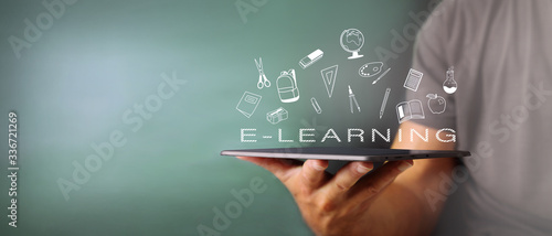 Concetto di formazione online tramite dispositivi multimediali photo