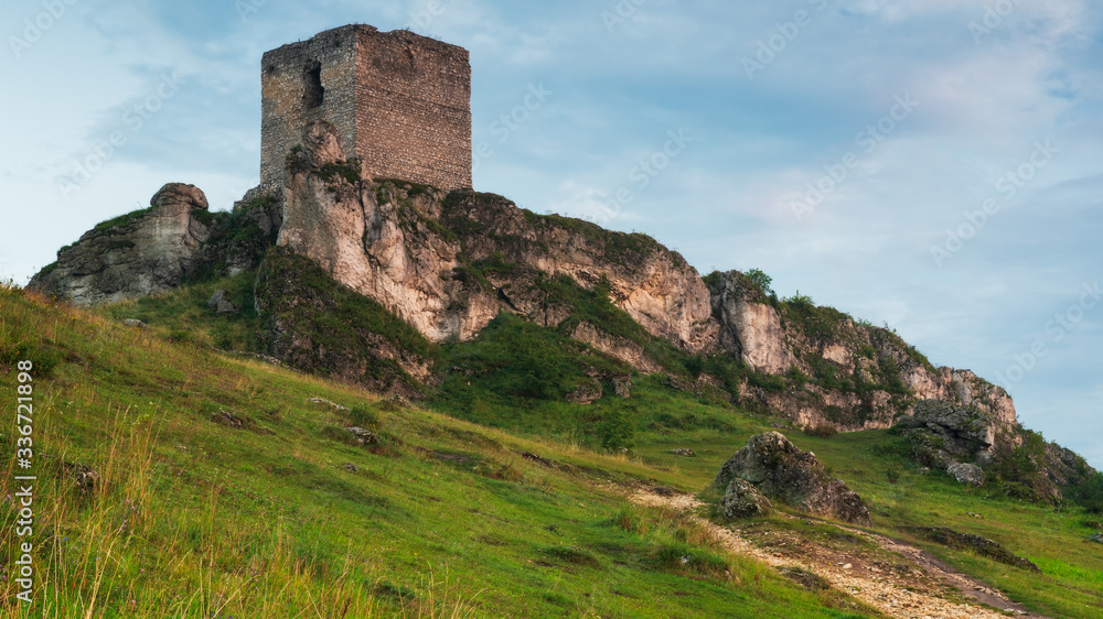 Średniowieczny zamek podczas zachodu słońca