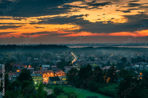 Widok na małe miasteczko o zachodzie słońca