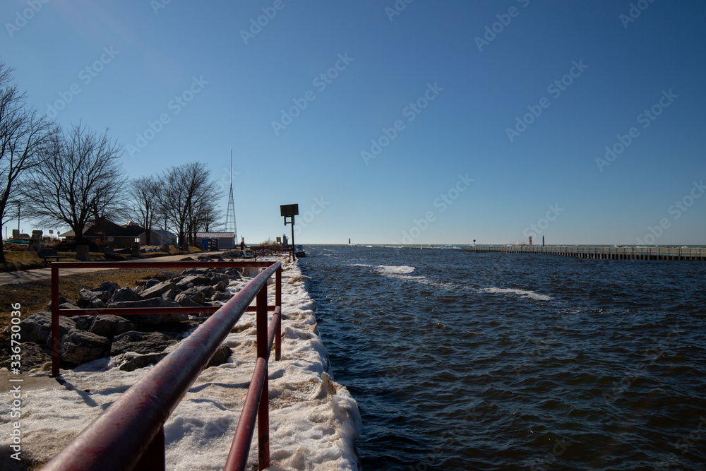 Obraz premium A riverside trail in park at South Haven Lake Michigan