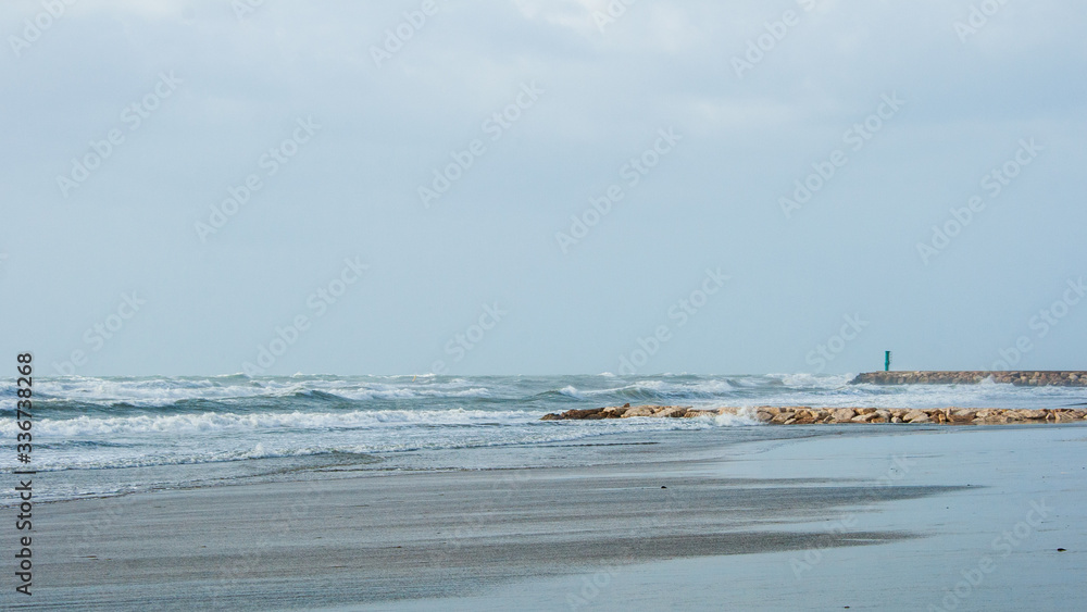 Mare d'inverno agitato presso il lungomare di Latina, Italia Mare d'inverno agitato presso il lungomare di Latina, Italia