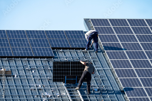 Dachdecker installieren Photovoltaikanlage