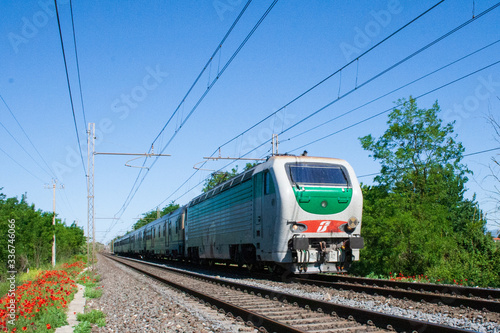 Un treno diagnostico in transito nei pressi della stazione di Latina