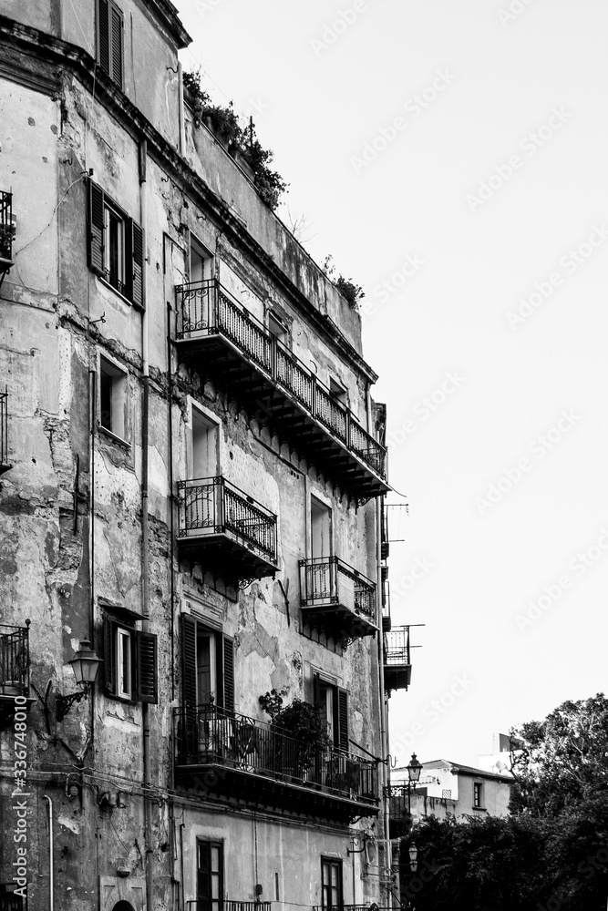 Scorcio di un palazzo nelle vie di Palermo, Sicilia, Italia