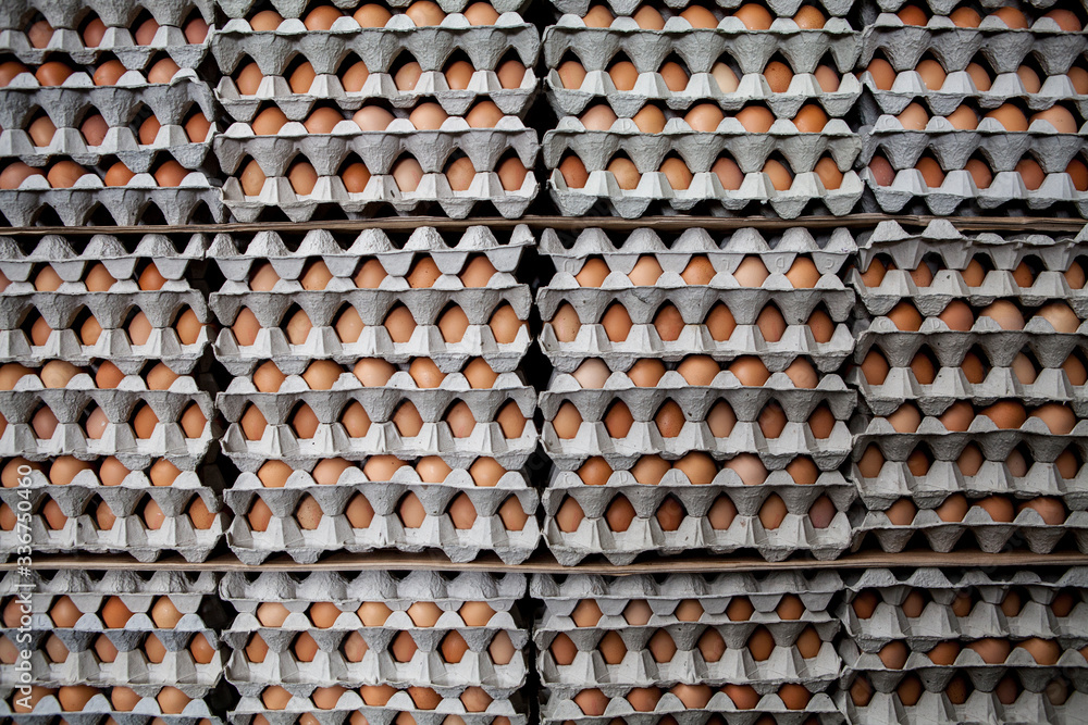Pila di centinaia di uova