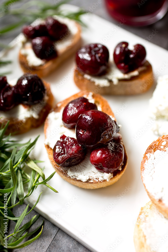 Cherry and goat cheese crostini Cherry and goat cheese crostini