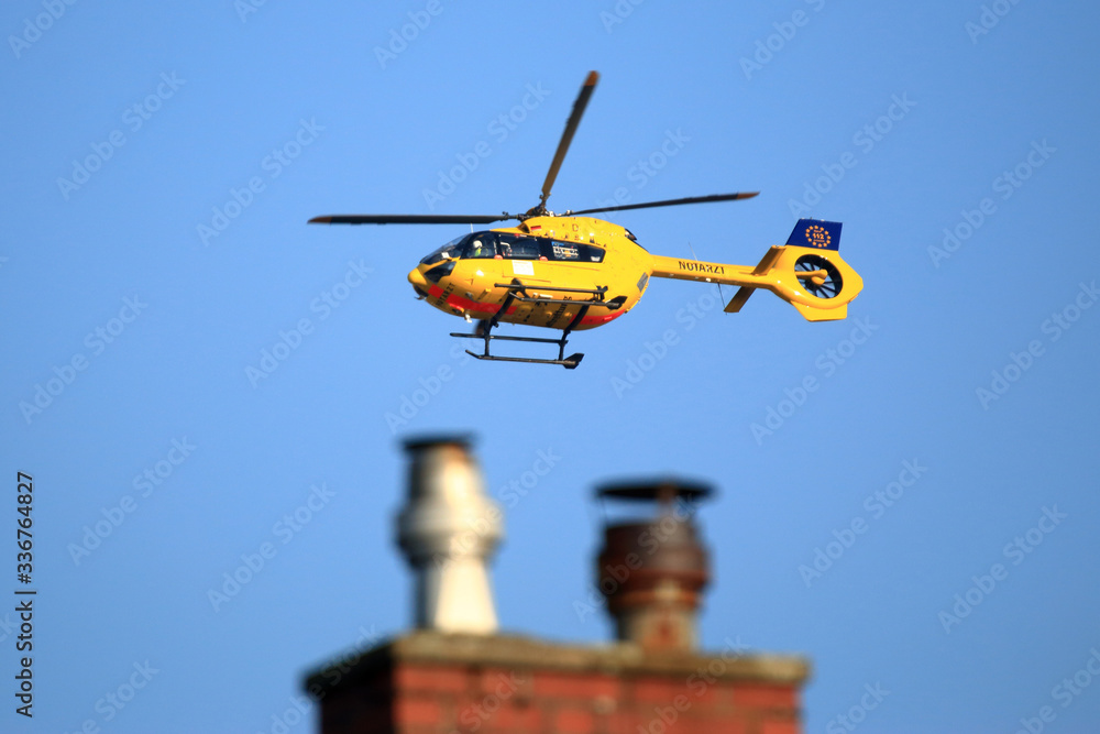 Rettungshubschrauber über der Stadt im Notfalleinsatz