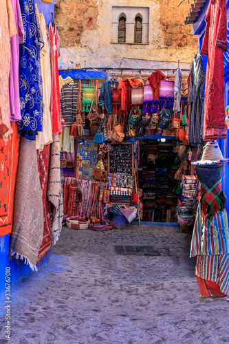 Altstadt von Chefchaouen in Marokko, El Aaiun, Geschäft mit bunten Tüchern und Taschen © Frozen Action