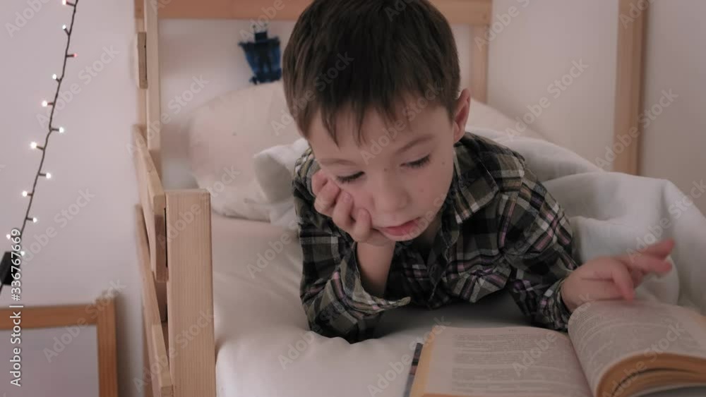 the child lies in bed, insomnia, poor sleep the child lies in bed, insomnia, poor sleep