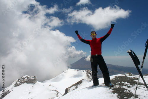 En la cima del volcan iztaccihuatl, atras el volcan popocatepetl © jeronimoabel