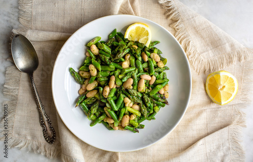 White bean and asparagus salad