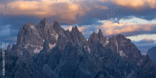 Blick auf eine Gebirgskette in den sextner Dolomiten während dem Sonnenuntergang photo