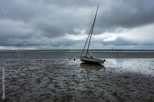 Segelboot im Wattenmeer