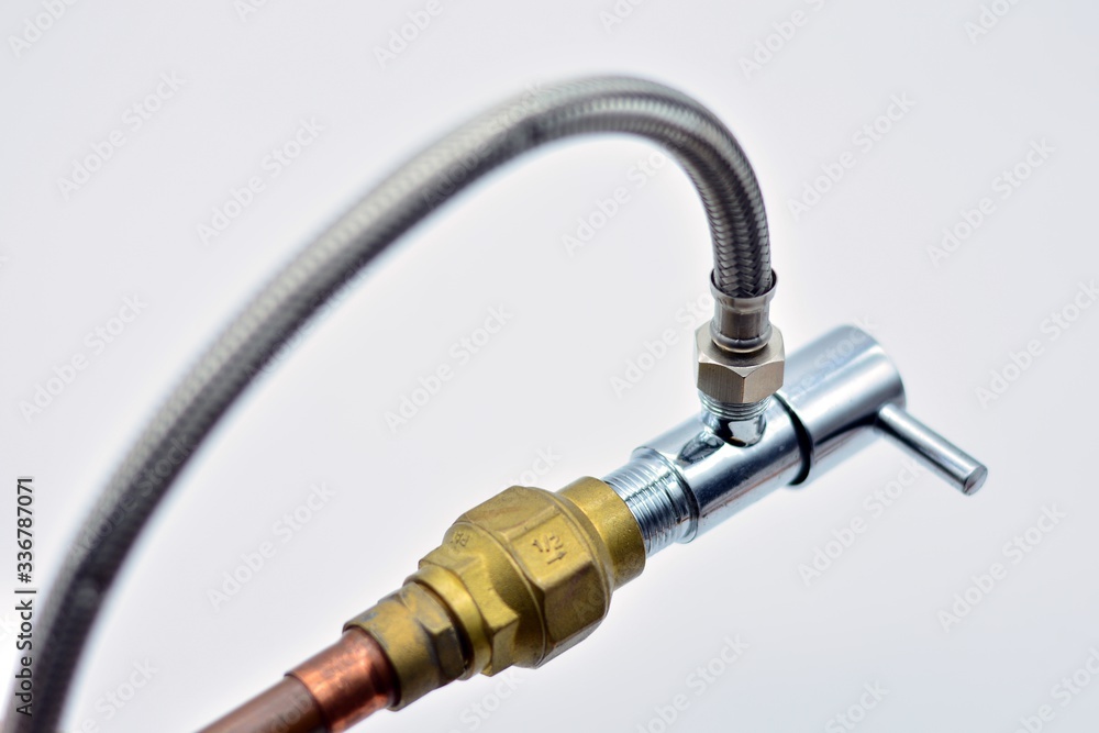 Latiguillo conectado a una llave de agua de paso en un circuito de agua Latiguillo conectado a una llave de agua de paso en un circuito de agua