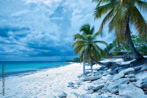 Fototapeta Naklejka Na Ścianę i Meble -  Tropical caribbean seascape in Catalina island with a cloudy sky (Dominican Republic).