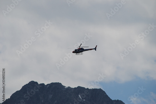 Polizeihubschrauber   ber den Bergen