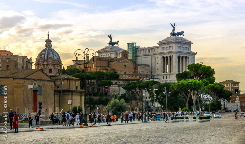 Spectacular Rome ROME .Roman walks. Spectacular sunset in Rome with the Monument of ...