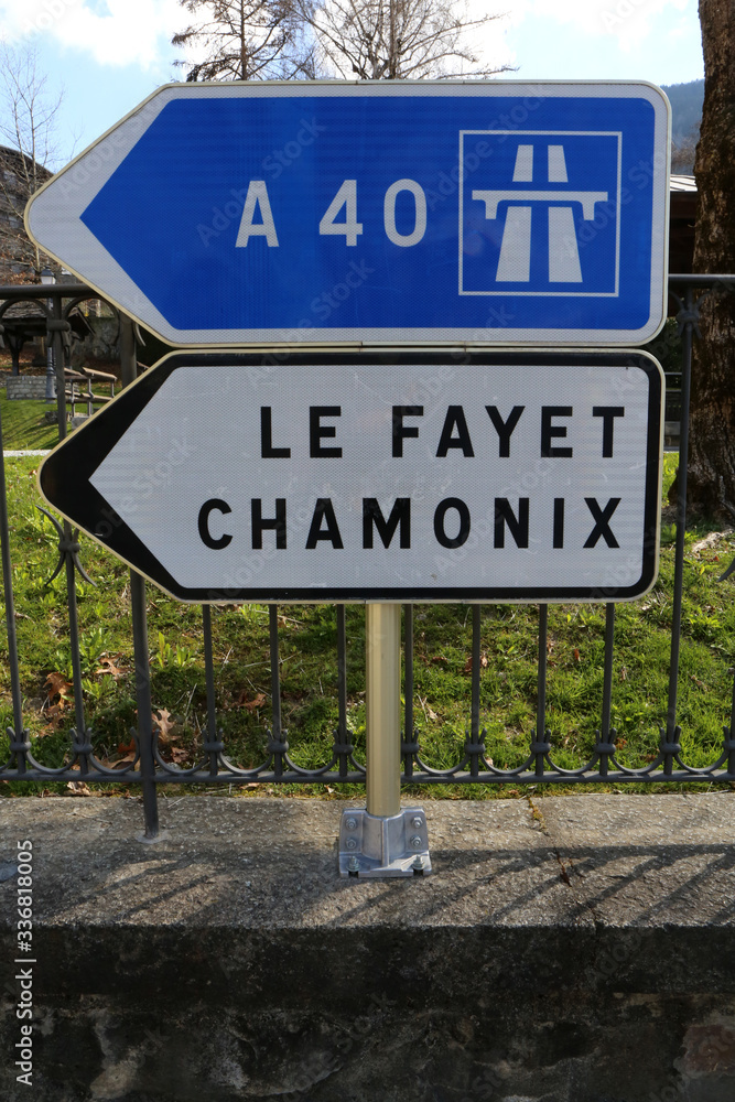 Signalisation routière : autoroute A40. Le Fayet. Chamonix. Saint-Gervais-les-Bains. Haute-Savoie. France. Signalisation routière : autoroute A40. Le Fayet. Chamonix. Saint-Gervais-les-Bains. Haute-Savoie. France.