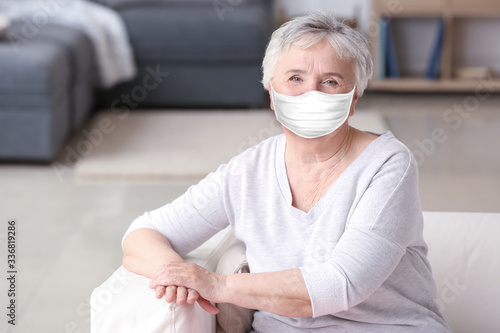 Portrait of elderly woman w...
