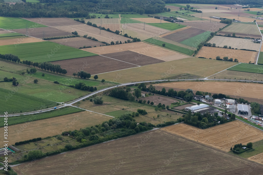 Luftbild: Schnellstrasse durch Wiesen und Felder