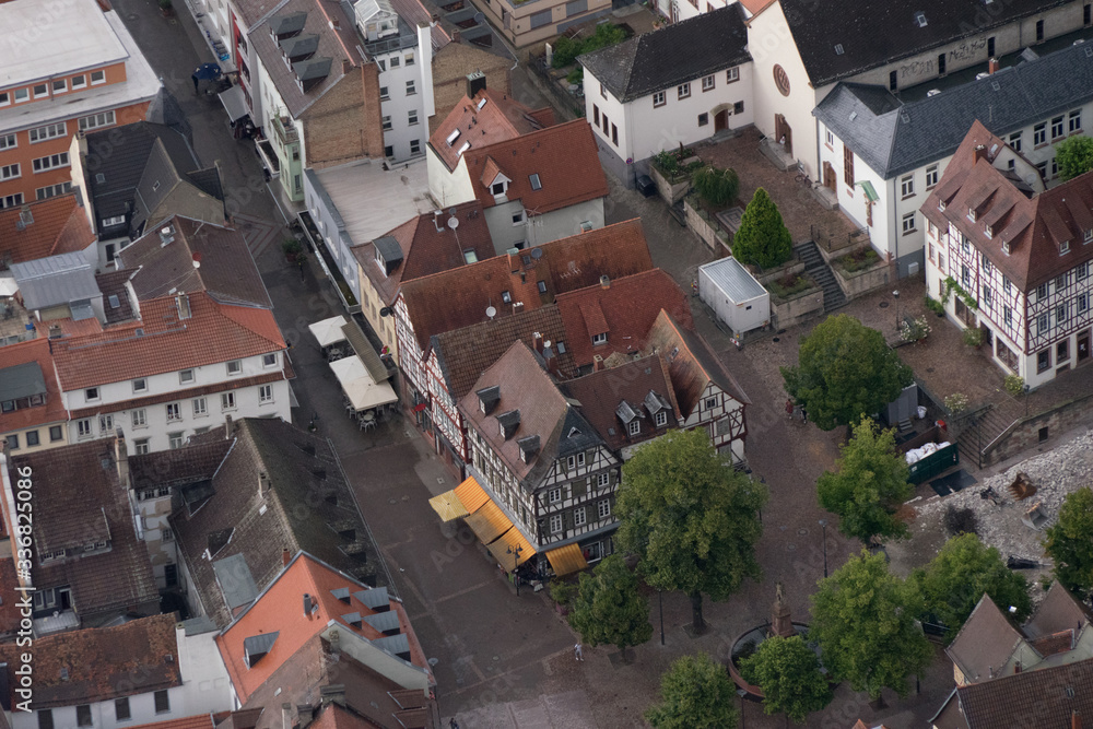 Fototapeta premium Luftbild: Altstadt von Bensheim an der hessischen Bergstrasse