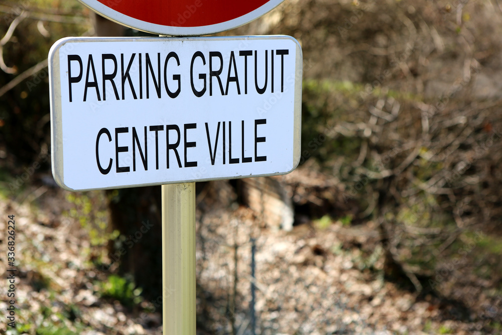 Signalisation routière : parking gratuit. Centre-ville. Saint-Gervais-les-Bains. Haute-Savoie. France.