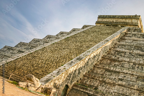 Pyramyd of Kukulcan en the mayan city of Chichen Itza, southern Mexico