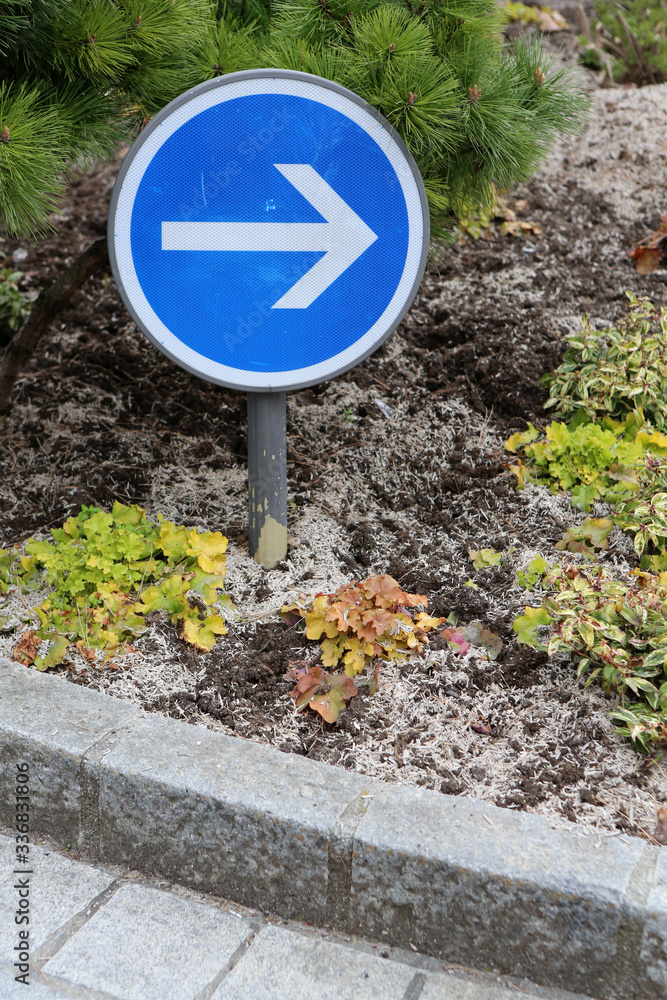 Panneau de signalisation routière sur un rond-point. Flèche directionnelle. Panneau de signalisation routière sur un rond-point. Flèche directionnelle.