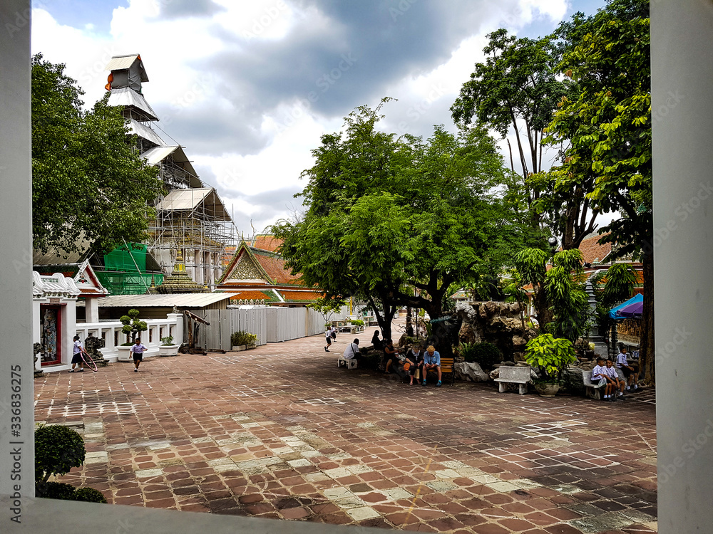 Obraz premium Through a frame in the backyard of wat pho in Bangkok