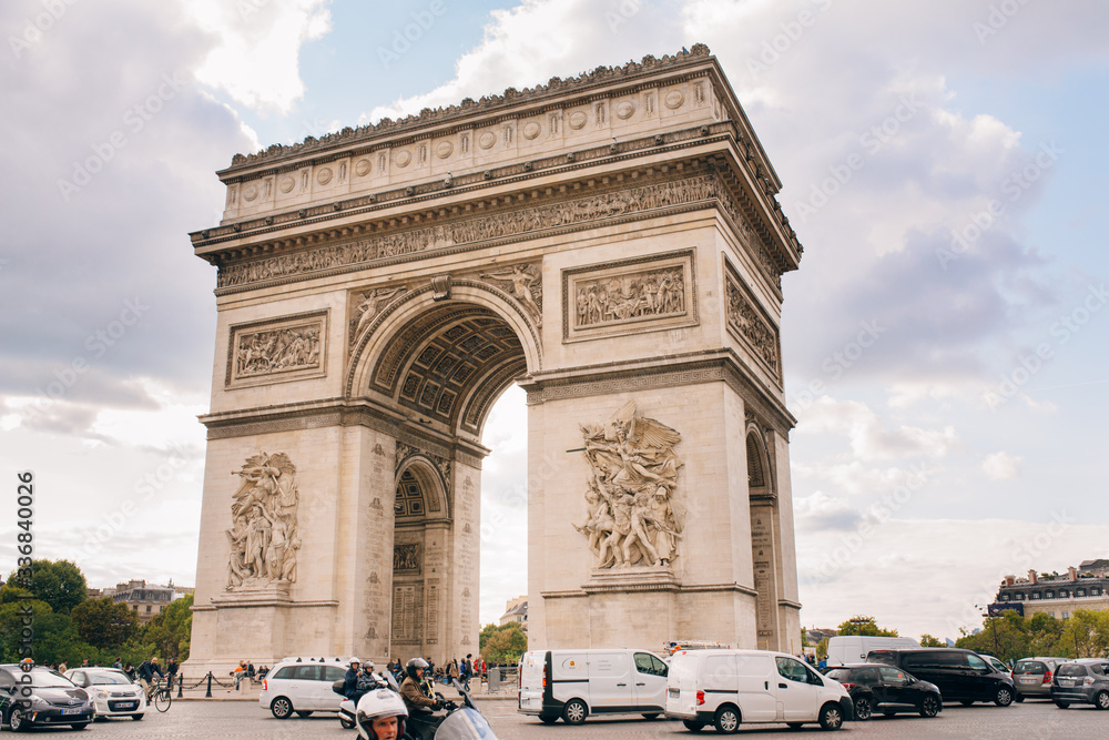Fototapeta premium Autumn view of the arc de Triomphe, Paris.