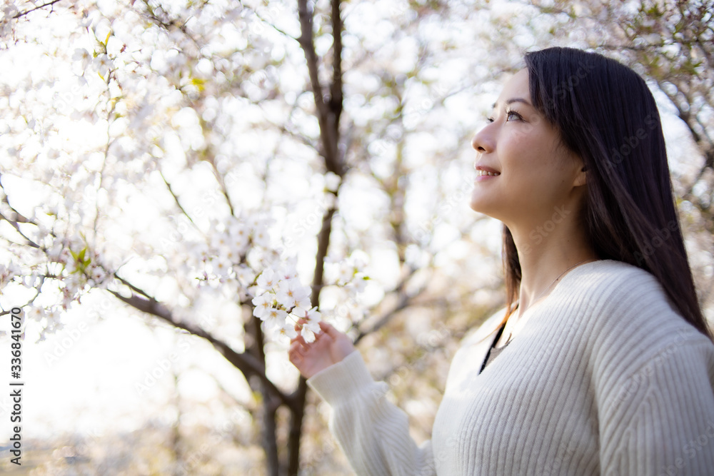 女性と桜 女性と桜