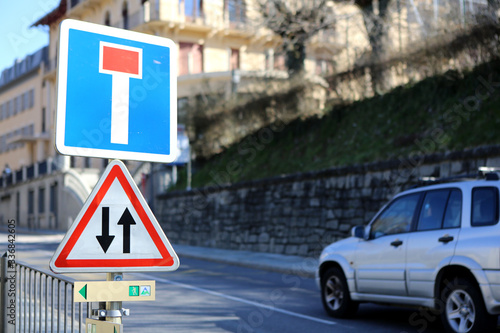 Panneau de signalisation routière : rue sans unique. Circulation dans les deux sens. Centre-ville. Saint-Gervais-les-Bains. Haute-Savoie. France.