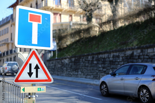 Fototapeta Naklejka Na Ścianę i Meble -  Panneau de signalisation routière : rue sans unique. Circulation dans les deux sens. Centre-ville. Saint-Gervais-les-Bains. Haute-Savoie. France.