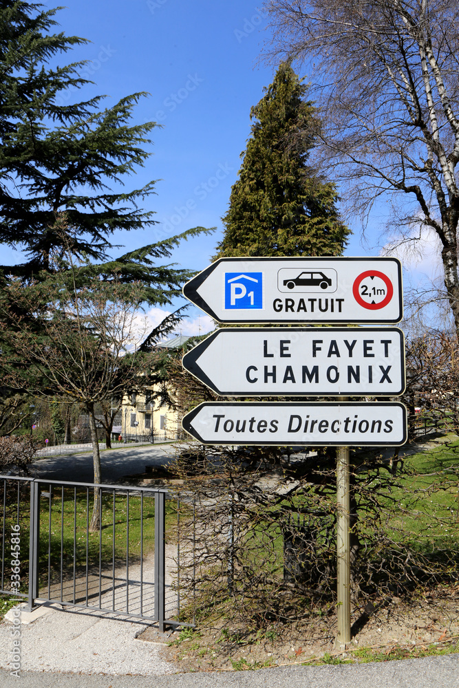Obraz premium Panneau de signalisation routière indiquant un parking gratuit, la direction du Fayet et de Chamonix et toutes directions. Saint-Gervais-les-Bains. Haute-Savoie. France.