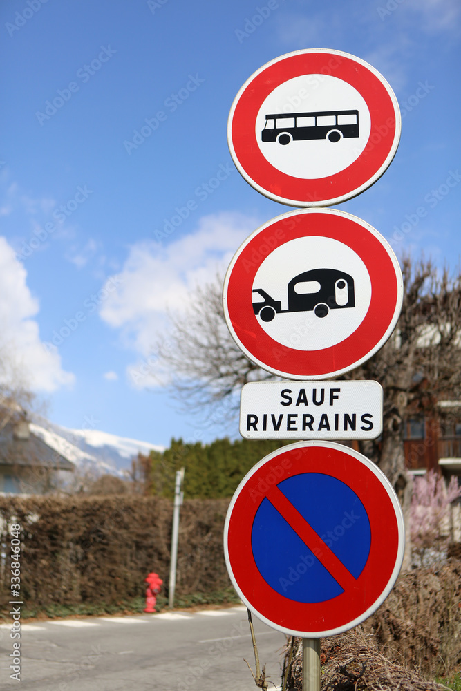 Panneau de signalisation routière indiquant l