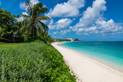 Fototapeta Naklejka Na Ścianę i Meble -  Tropical seascape - view of Cabbage beach (Paradise Island, Nassau, Bahamas).