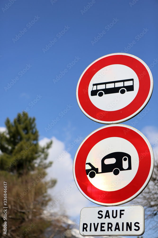Panneau de signalisation routière indiquant l