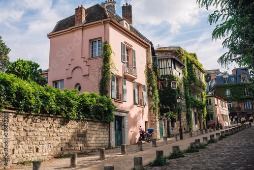 Fototapeta Naklejka Na Ścianę i Meble -  a street in Paris on a Sunny day