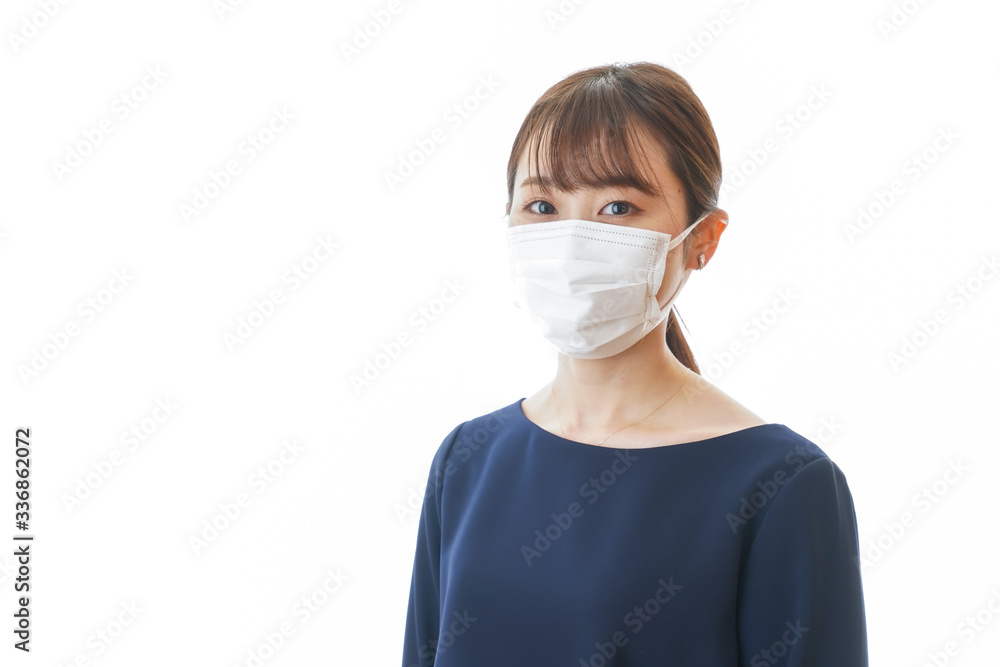 マスクをした若い女性
