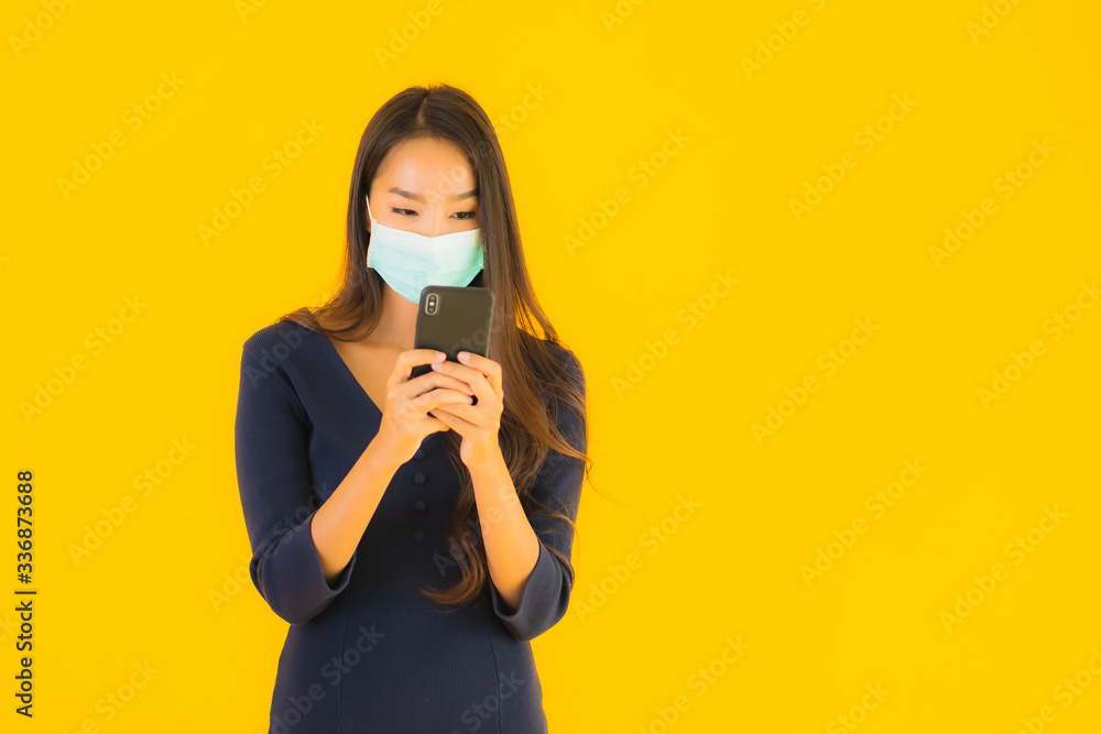 Obraz premium Portrait beautiful young asian woman with mask and phone