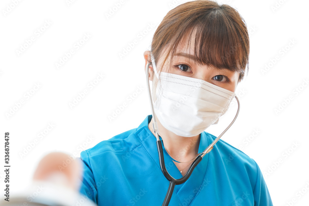 マスクを装着して診療をする医師 マスクを装着して診療をする医師