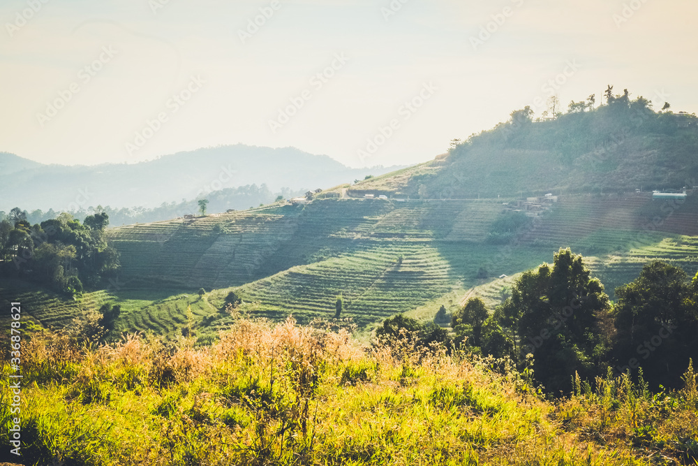 Obraz premium mountainscape with sunlight and sky background