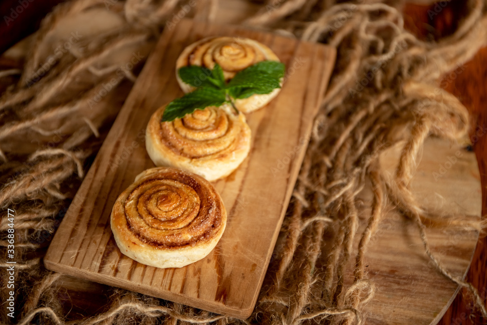 Fototapeta premium freshly baked cinnamon rolls