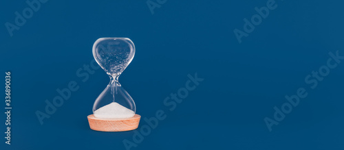 Foto Hourglass with the last drops of sand