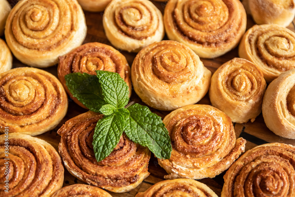 Fototapeta premium freshly baked cinnamon rolls