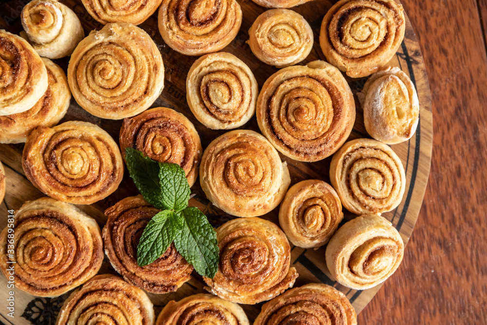 Fototapeta premium freshly baked cinnamon rolls