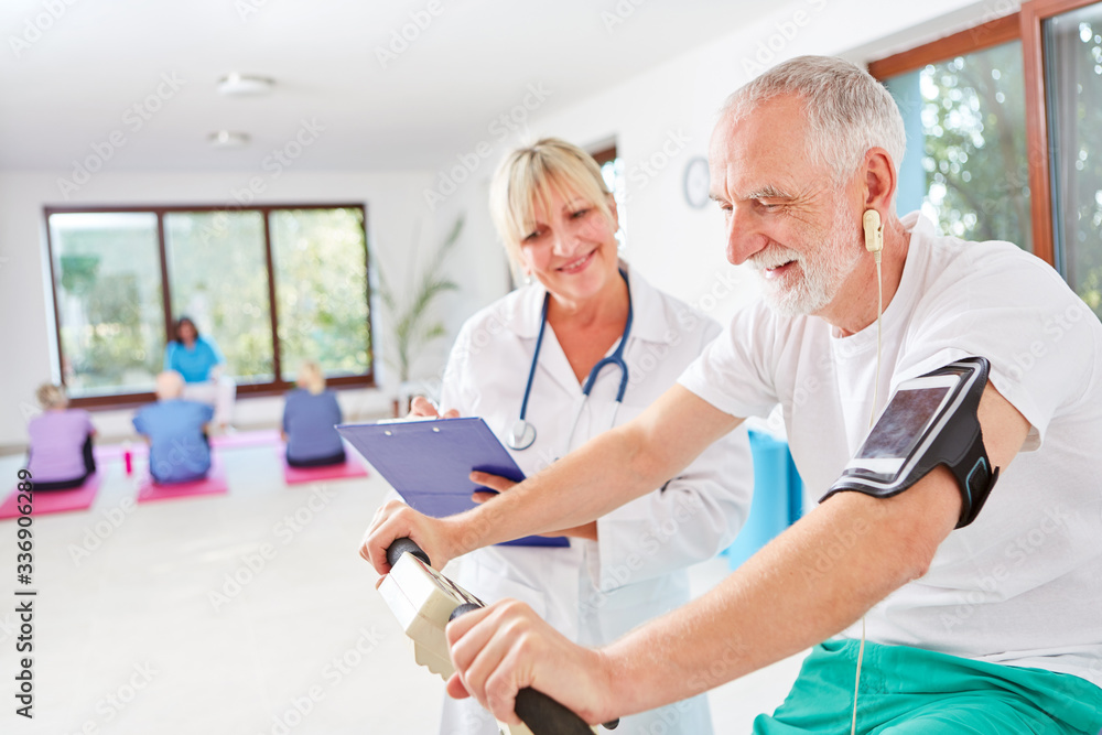Fototapeta premium Senior auf dem Ergometer beim Fitness Check