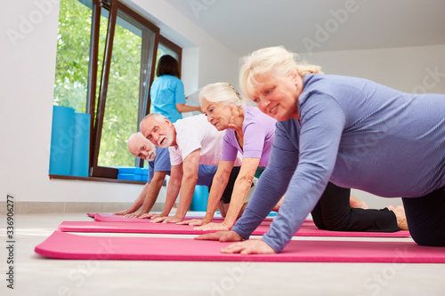 Senioren im Fitness Kurs machen Liegestütz