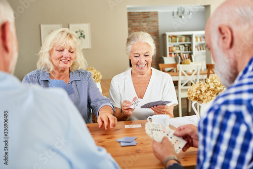 Senioren im Ruhestand beim Karten spielen